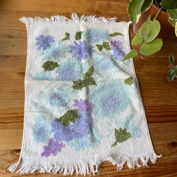 Vintage Small Floral Towel - Picture 2 of 3
